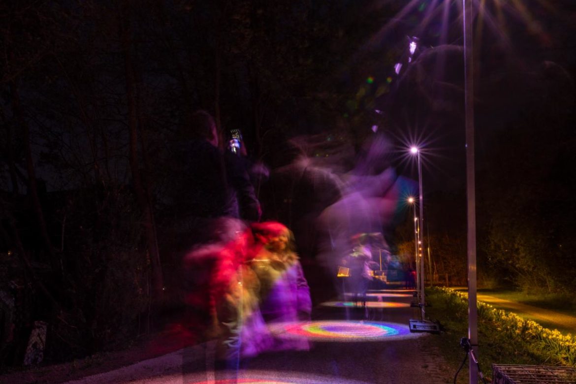 Sven Rödig hat für den Fotowettbewerb festgehalten, wie selig Besucherinnen und Besucher eine Lichtdusche genießen: Lichtpunkt 23, Regenbogenweg von Lichtplanung+.