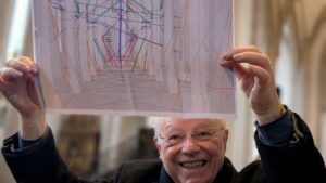 Walter Bamberger erläutert seine Lichtkünste im Eichstätter Dom.