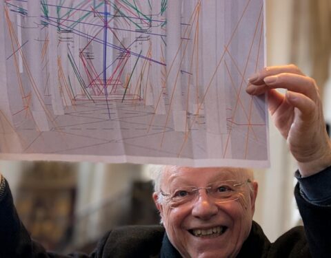 Walter Bamberger erläutert seine Lichtkünste im Eichstätter Dom.